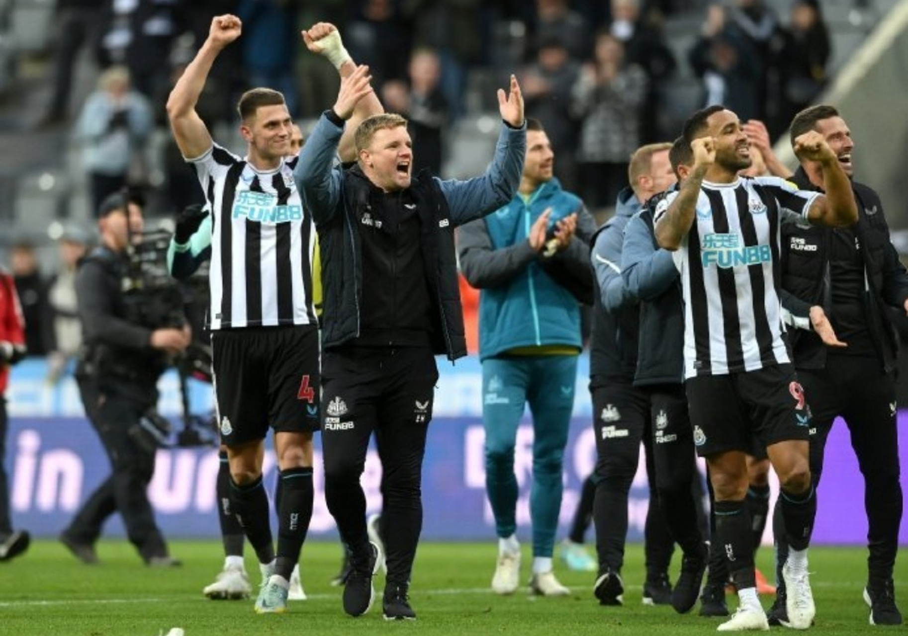 纽卡斯尔国际比赛日队长鼓劲，志在英超名次提升，压力陡增，临场指挥获称赞(英国纽卡斯尔现在时间)